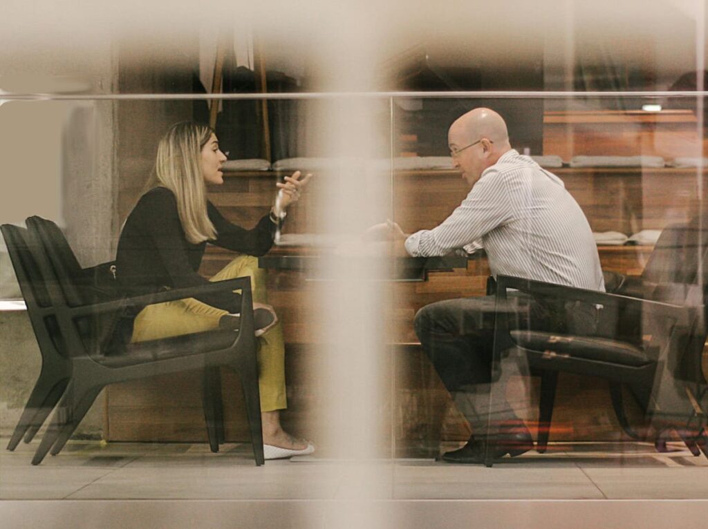 partneři spolu sedí v reasturaci a řeší manželský konflikt